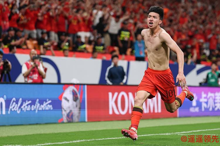 U23国足连入2球打懵越南队！王钰栋压哨打进第三球脱衣庆祝